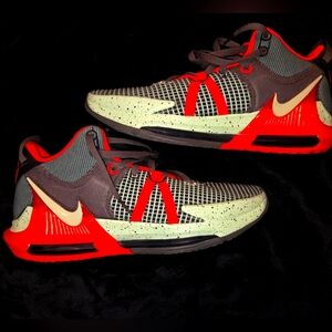Nike Mens LeBron James Basketball Shoes NWOT